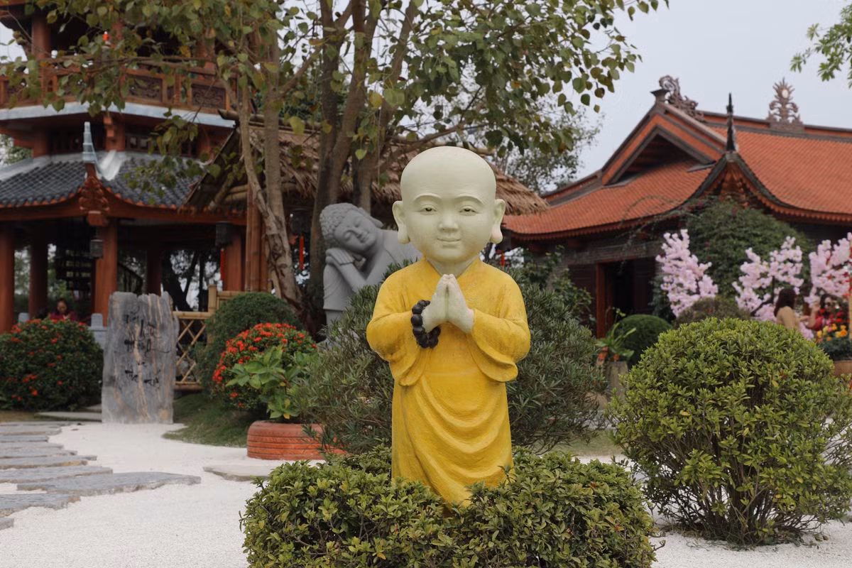 Đại đức Thích Thiên Ân là sư trụ trì, cũng là người dày công chăm sóc, thay đổi và xây dựng toàn bộ quang cảnh, kiến trúc chùa Phật Quang ngày nay.