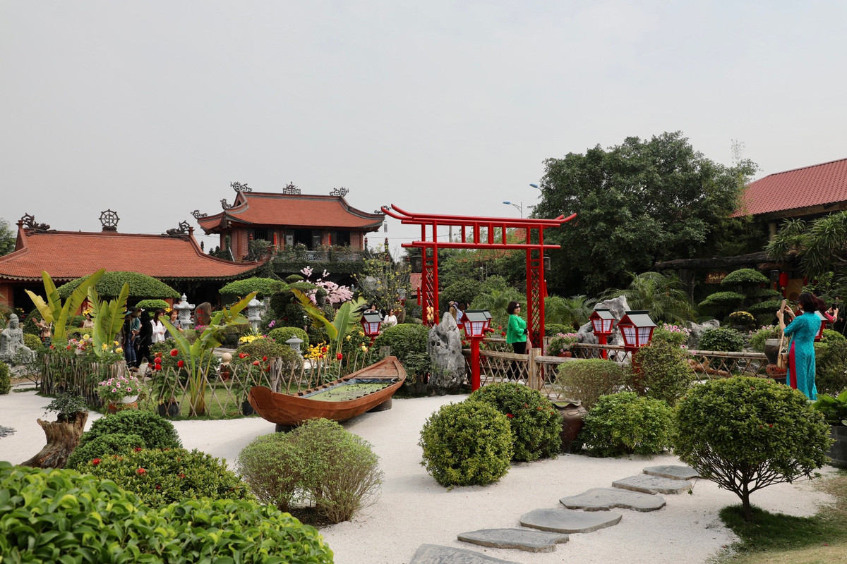 Từ ngoài vào trong, du khách sẽ cảm nhận được sự tinh tế, hài hòa giữa kiến trúc Phật giáo của chùa với cảnh sắc thiên nhiên xanh mát.