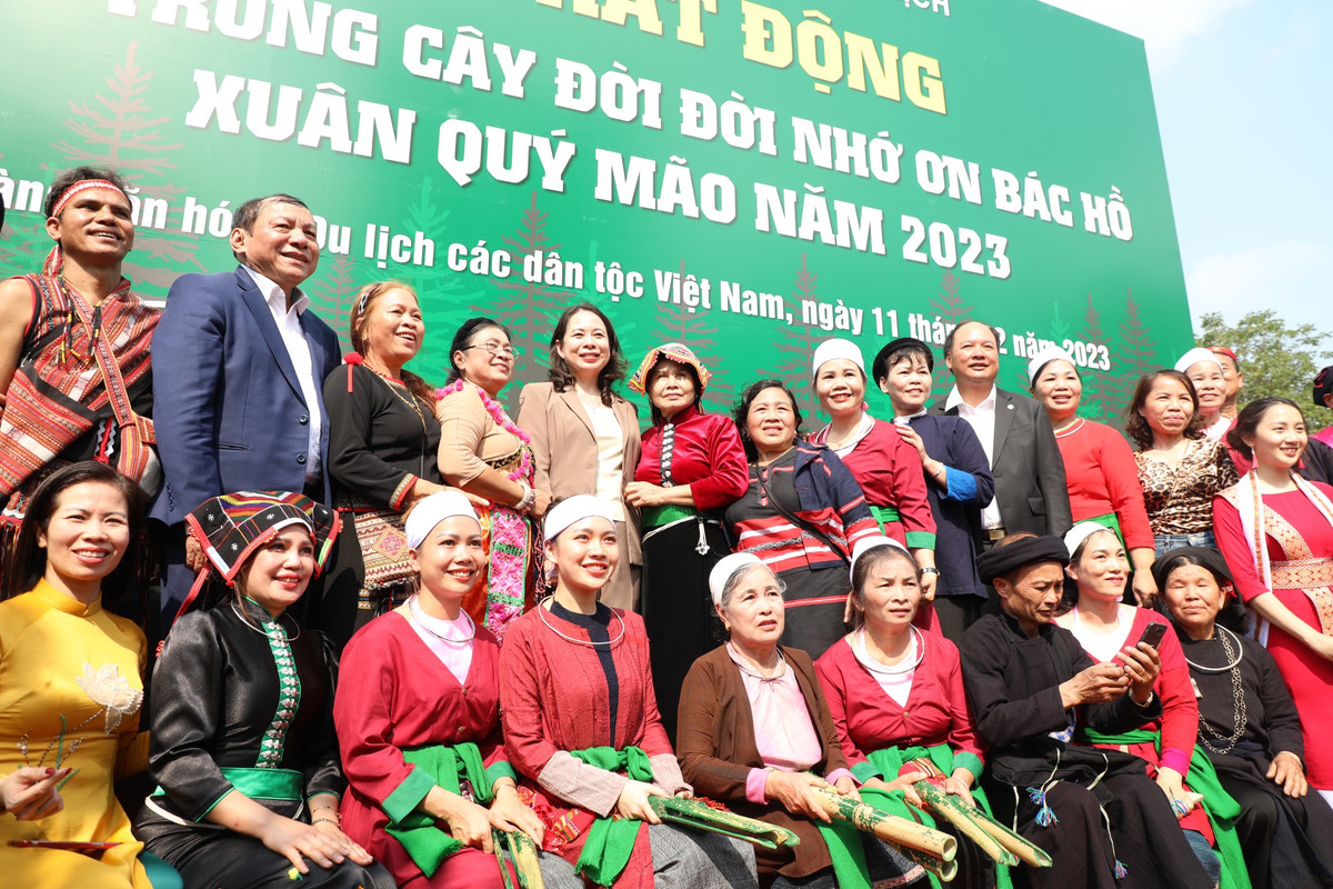 Quyền Chủ tịch nước chụp ảnh lưu niệm cùng đồng bào dân tộc tại Lễ Tết trồng cây.