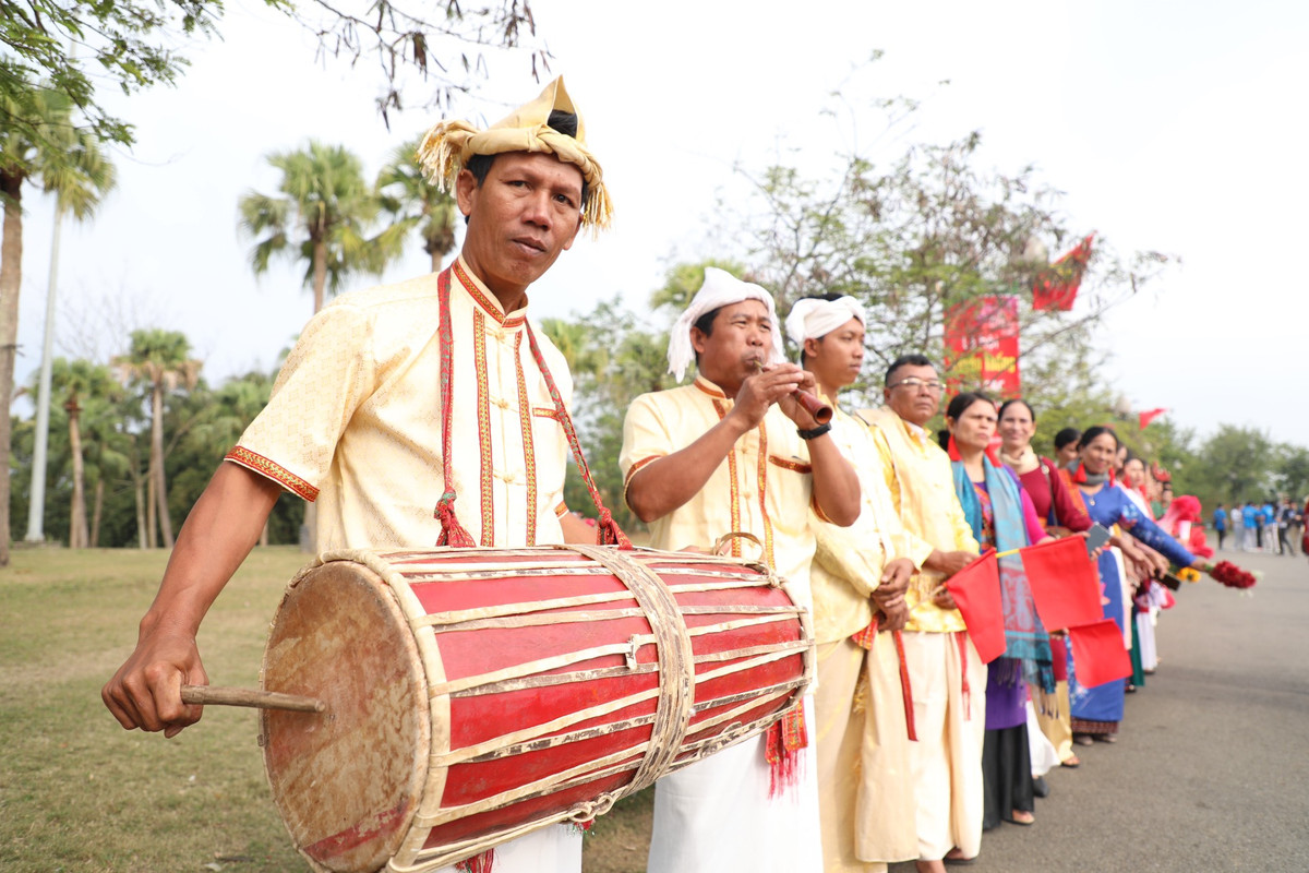 Đồng bào các dân tộc biểu diễn các tiết mục nghệ thuật đặc sắc trong "Ngày hội Sắc xuân trên mọi miền Tổ quốc”.