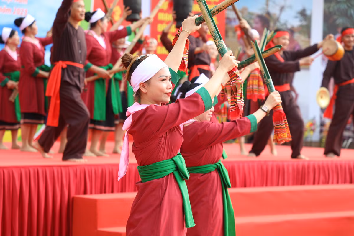 Mở đầu buổi lễ là các tiết mục văn hóa văn nghệ đặc sắc của các dân tộc. Tham gia Ngày hội sắc xuân có 200 người đại diện cho 25 dân tộc thiểu số của 14 tỉnh, thành phố.