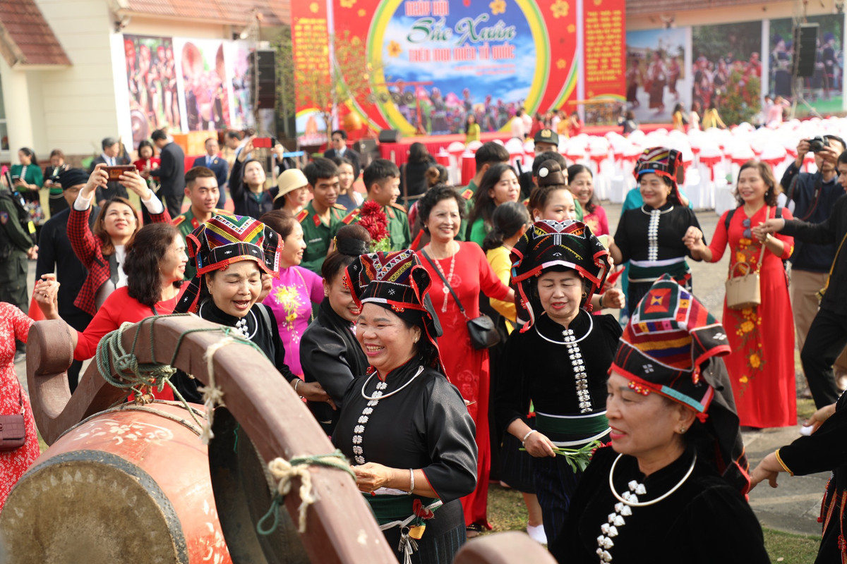 Những tiết mục biểu diễn thu hút đông đảo người dân và du khách.