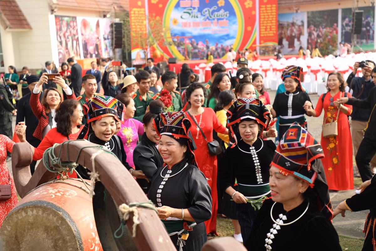 Những tiết mục biểu diễn thu hút đông đảo người dân và du khách.