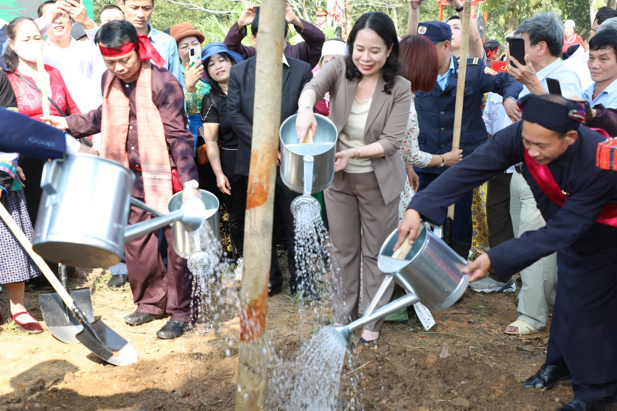 Quyền Chủ tịch nước Võ Thị Ánh Xuân và các đại biểu trồng cây tại Lễ phát động Tết trồng cây đời đời nhớ ơn Bác Hồ Xuân Quý Mão 2023.