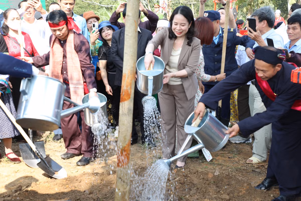 Quyền Chủ tịch nước Võ Thị Ánh Xuân và các đại biểu trồng cây tại Lễ phát động Tết trồng cây đời đời nhớ ơn Bác Hồ Xuân Quý Mão 2023.