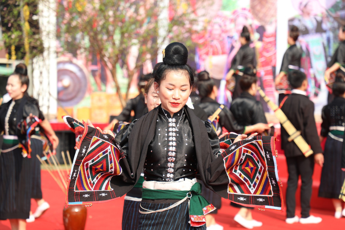 Những điệu xoè Thái tiêu biểu trong mỗi dịp Tết đến xuân về, thể hiện sự đoàn kết, gắn bó của dân tộc. 