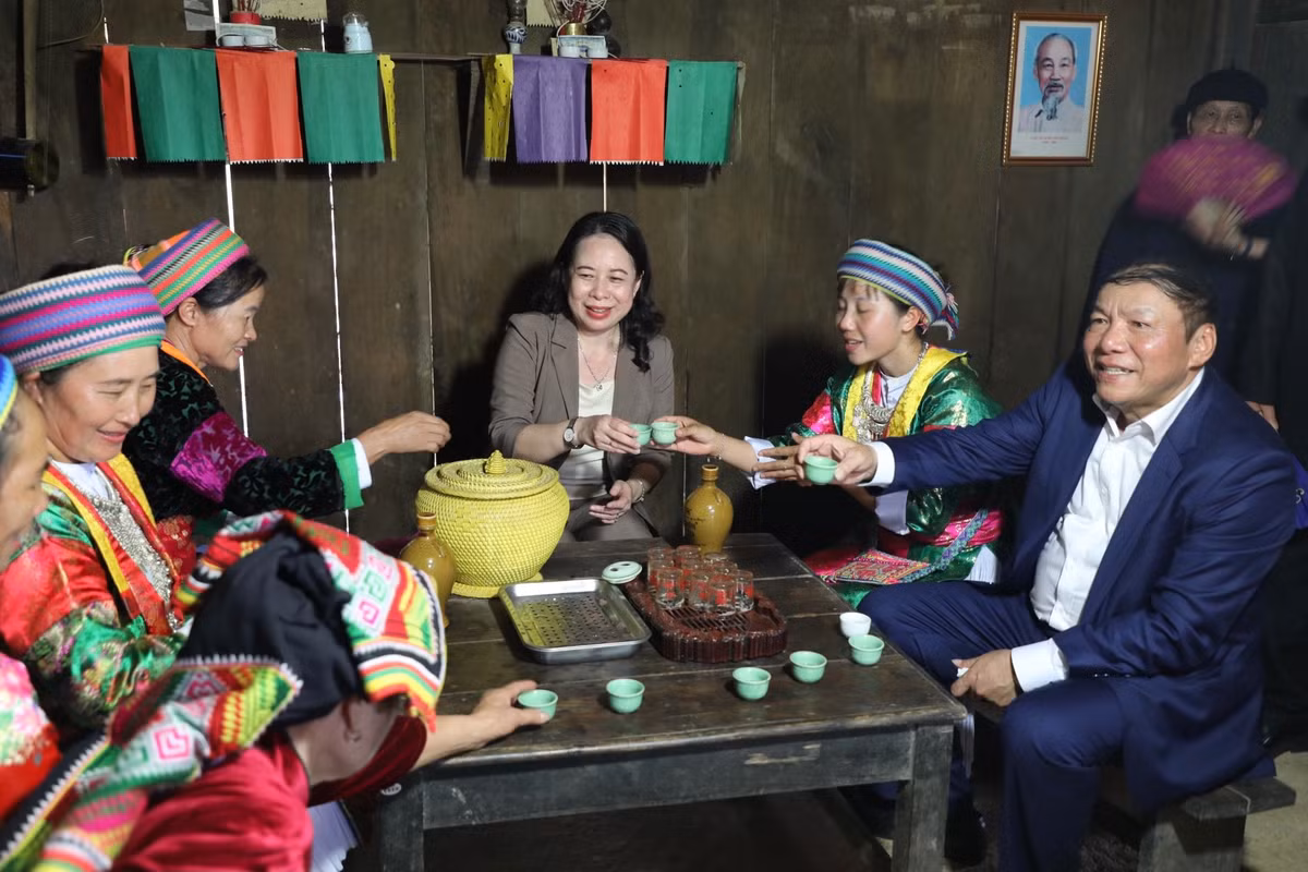 Quyền Chủ tịch nước Võ Thị Ánh Xuân thăm nhà dân tộc H'Mông. 