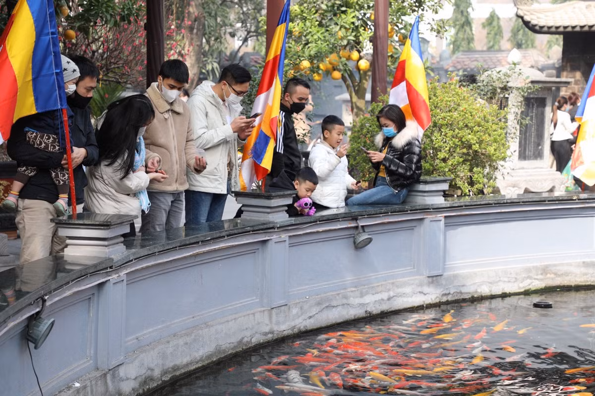 Không chỉ là nơi cầu duyên, với cảnh quan và kiến trúc đẹp, chùa Hà còn là một địa điểm du Xuân được nhiều người lựa chọn trong dịp đầu năm mới.