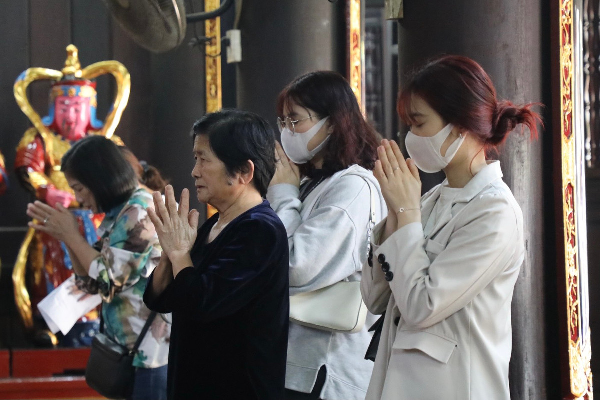 Trong các khu vực ban thờ tại chùa Hà luôn đông đúc người tới cầu bình an, đặc biệt là giới trẻ cầu tình duyên trước ngày lễ tình yêu 14/2.