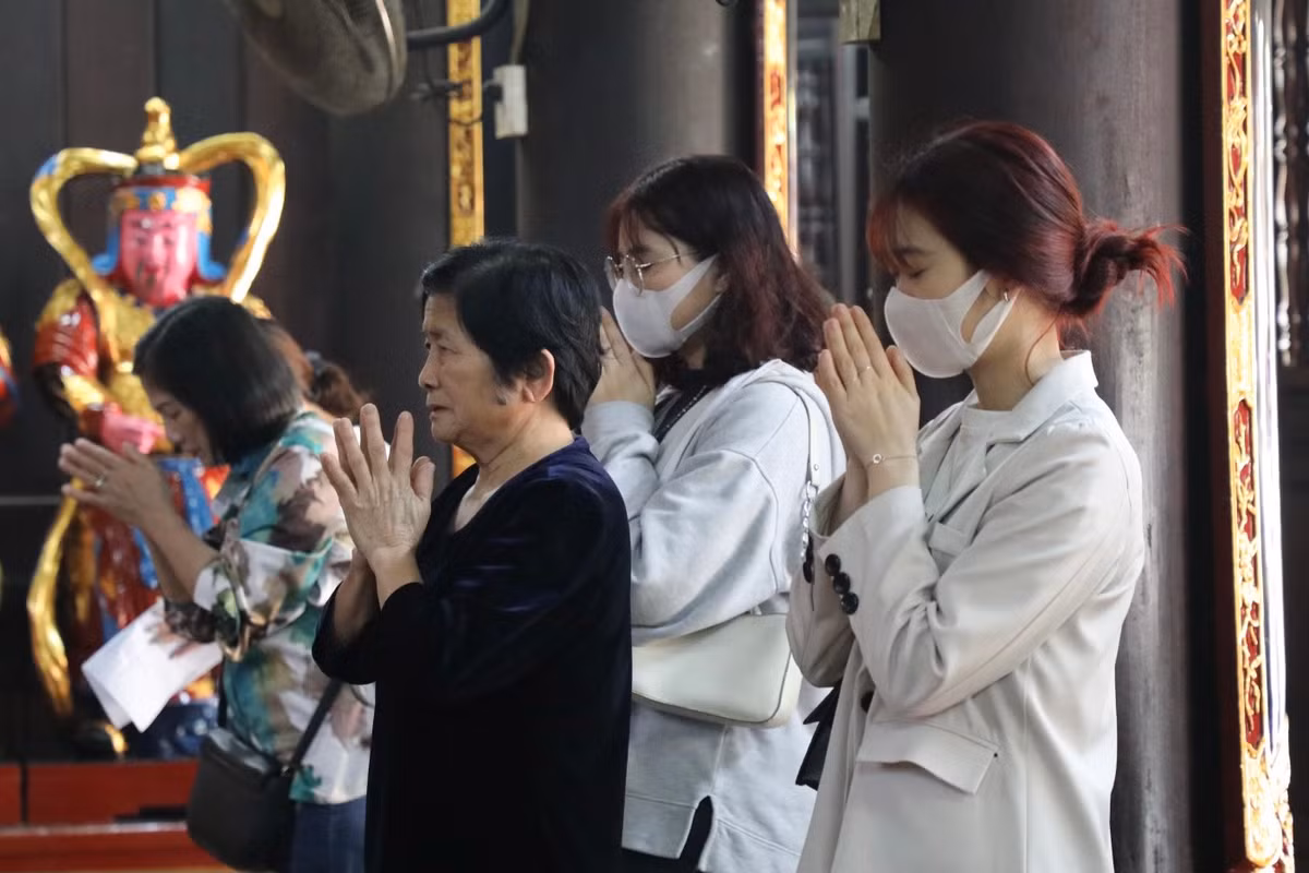 Trong các khu vực ban thờ tại chùa Hà luôn đông đúc người tới cầu bình an, đặc biệt là giới trẻ cầu tình duyên trước ngày lễ tình yêu 14/2.