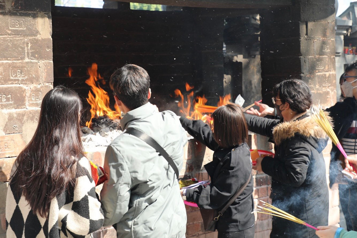 Sau khi dâng lễ xong, phải ngồi đợi 20-30 phút cho hương tàn rồi đi hạ lễ. Sau đó tiền vàng, sớ mang đi hóa.