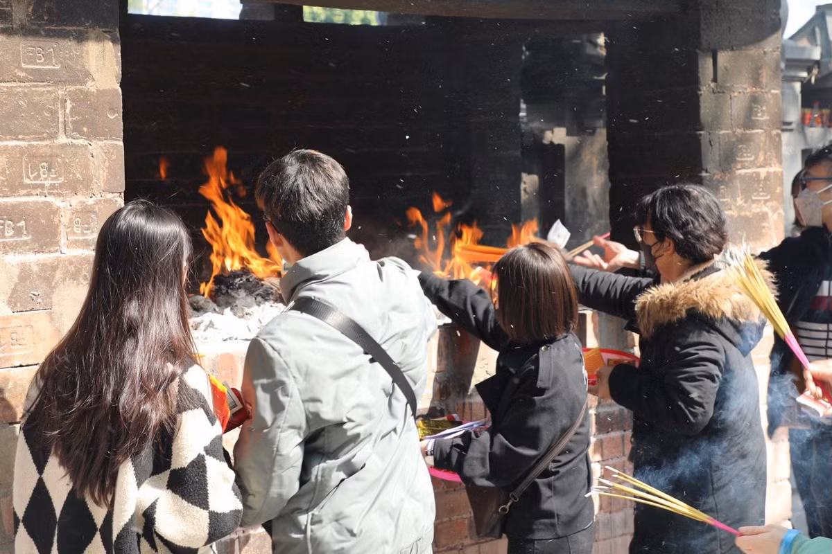 Sau khi dâng lễ xong, phải ngồi đợi 20-30 phút cho hương tàn rồi đi hạ lễ. Sau đó tiền vàng, sớ mang đi hóa.