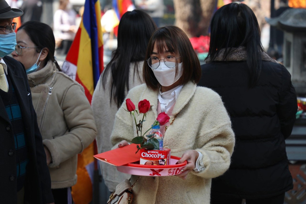 Để cầu duyên, người đi lễ chỉ cần điền tên, tuổi, địa chỉ ra một tờ giấy... sau đó thuê viết văn khấn và sớ ngay trước cửa chùa.