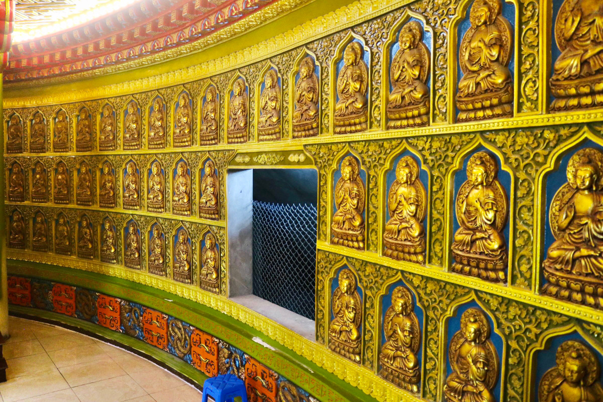 Với lối kiến trúc độc đáo, mỗi hoa văn, họa tiết trên tường nằm bên trong Đại tượng Phật đều có ý nghĩa riêng trong Phật giáo.