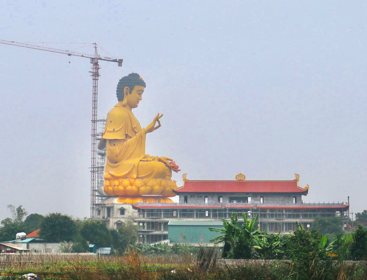 Nằm cách trung tâm Thủ đô Hà Nội gần 40km, chùa Khai Nguyên hay còn được gọi là chùa Tản Viên tên hiệu đầy đủ là Tản Viên Sơn Quốc Tự nổi tiếng khắp cả nước khi là ngôi chùa có tượng Phật A Di Đà cao nhất Đông Nam Á.