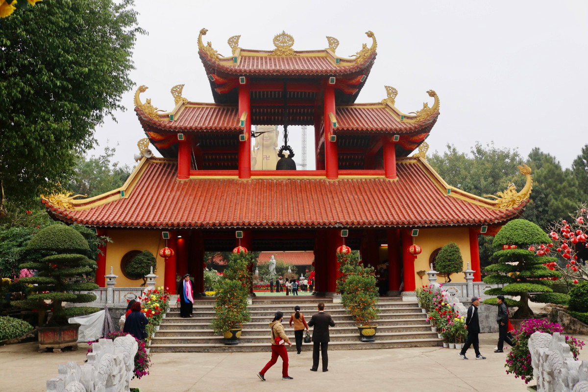 Theo những bi ký còn lưu giữ trong khuôn viên, chùa Khai Nguyên được xây dựng vào khoảng đầu thế kỷ XVI. Trải qua bao thăng trầm lịch sử, chùa Khai Nguyên xưa đã bị phá hủy hoàn toàn. Từ năm 2003, chùa được các Phật tử gần xa quyên góp, trùng tu với quy mô lớn.