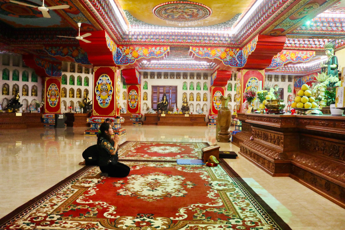 Bên trong pho đại tượng Phật gồm 13 tầng, trong đó 12 tầng được bố trí cho khách tham quan thờ Bồ Tát và tầng âm được xây dựng thành lục đạo luân hồi gồm nhiều cõi như a tu la, địa ngục, quỷ ngã….