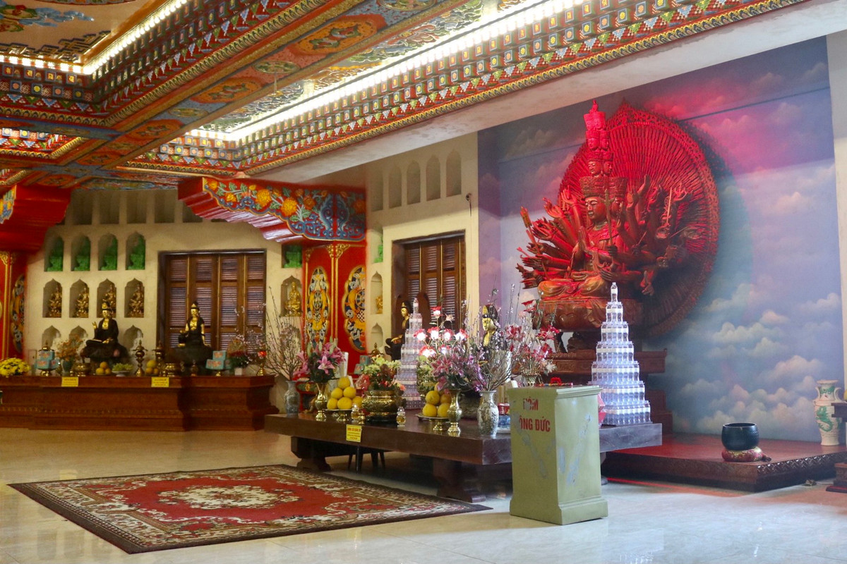 Ngoài ra, chùa còn lưu giữ một số di vật có giá trị như: Hai tấm bia đá có niên hiệu Cảnh Hưng thứ 19 (năm 1759) và Gia Long thứ 14 (năm 1815), 1 quả chuông đồng niên hiệu Tự Đức thứ 22 (năm 1870). Đây là nguồn sử liệu quý cho thấy những giá trị văn hóa – lịch sử của chùa Khai Nguyên.