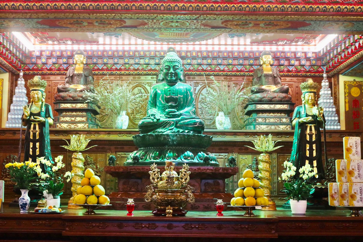 Chùa Khai Nguyên được thiết kế theo lối kiến trúc độc đáo, giữ được nhiều nét cổ kính đặc trưng. Trong điện Tam bảo của chùa được bài trí 1975 pho tượng Phật lớn nhỏ. Tất cả tượng đều do tăng ni phật tử công đức vào chùa.