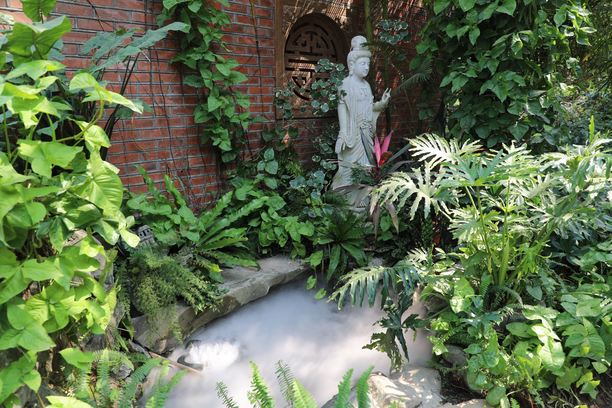 Mọi bài trí, cảnh quan trong chùa đều toát lên sự thanh tịnh.