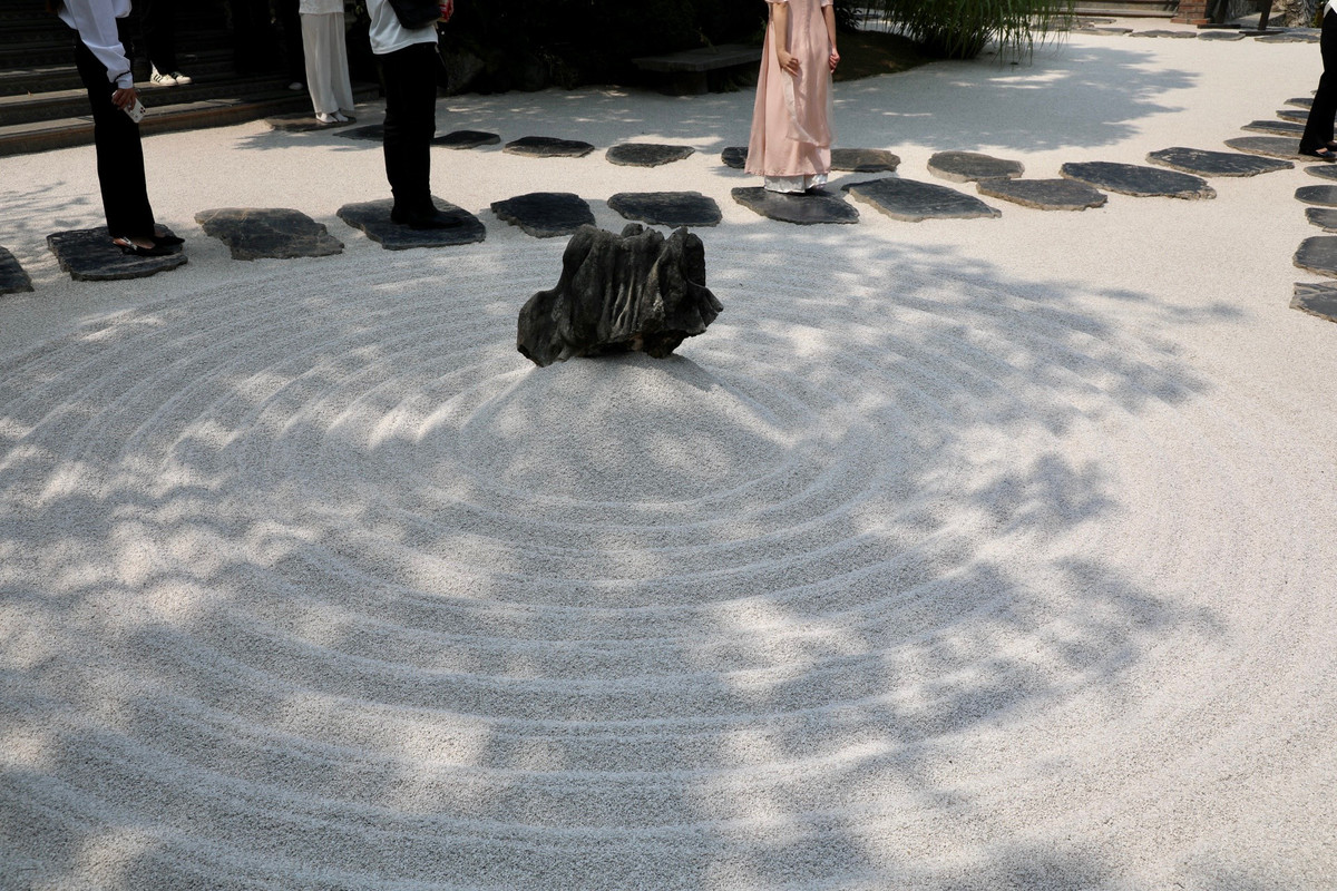 Chùa rộng rãi, thoáng đáng, được trồng nhiều cây xanh toả bóng mát tạo không khí trong lành và mát mẻ. Sự cân đối, hài hòa với thiên nhiên là điểm đặc sắc trong kiến trúc của chùa Địa Tạng Phi Lai.