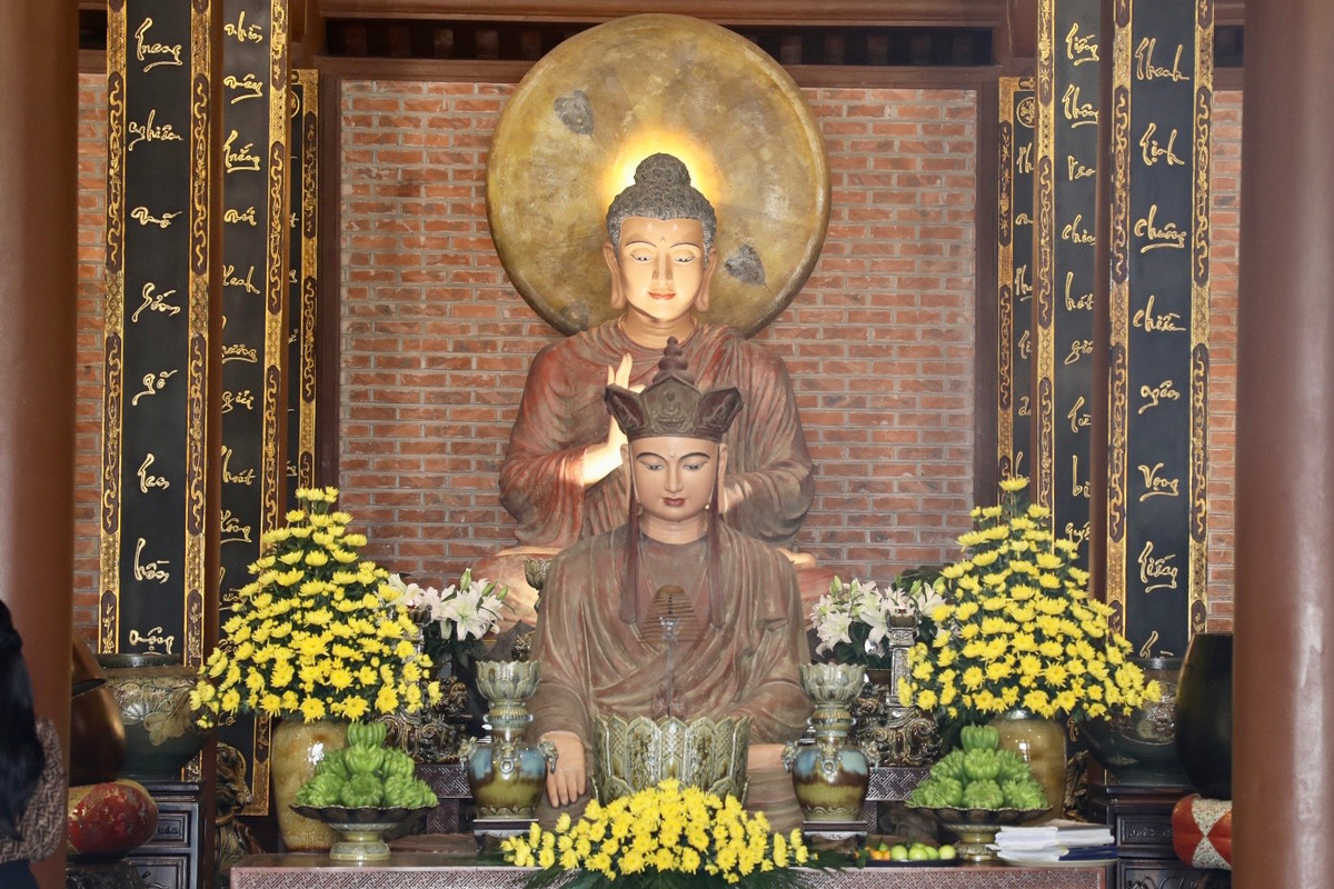 Tòa Tam Bảo là tòa lớn nhất trong ngôi chùa, bức tượng Đức Địa Tạng tại trung tâm uy nghiêm mà cũng rất hiền từ làm tôn lên vẻ đẹp của ngôi chùa.