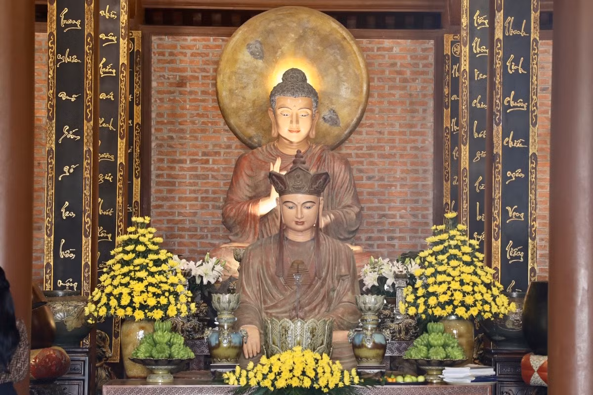 Tòa Tam Bảo là tòa lớn nhất trong ngôi chùa, bức tượng Đức Địa Tạng tại trung tâm uy nghiêm mà cũng rất hiền từ làm tôn lên vẻ đẹp của ngôi chùa.