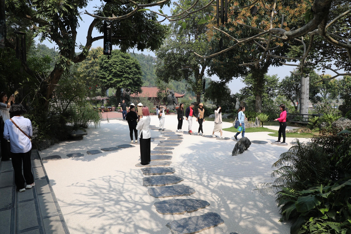 Những lớp sỏi trắng này tạo cho du khách cảm giác thanh tịnh, sạch sẽ, mỗi bước đi như được lướt trên mặt nước nhẹ nhàng.