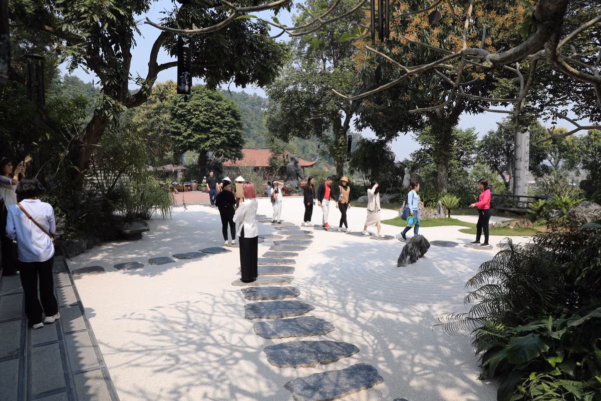 Những lớp sỏi trắng này tạo cho du khách cảm giác thanh tịnh, sạch sẽ, mỗi bước đi như được lướt trên mặt nước nhẹ nhàng.