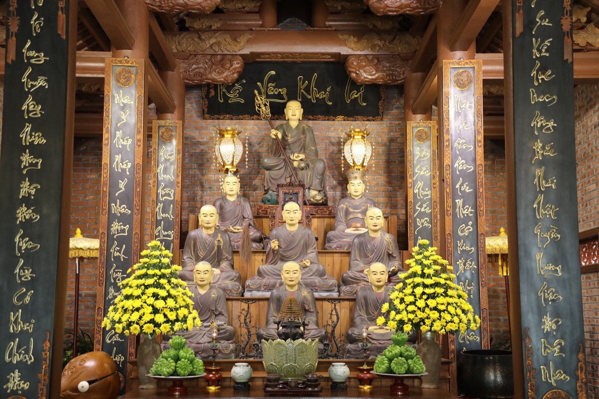 Đại đức Thích Minh Quang, trụ trì chùa Địa Tạng Phi Lai cho biết, ban đầu, chùa Đùng được xây dựng khoảng thế kỷ 10 với 120 gian chùa cổ. Đến khoảng thế kỷ thứ 17, vua Tự Đức về đây cầu con, khi xuống chân núi, vua nói: Phi lai, được hiểu là có thể quay trở lại hoặc không. Từ đó, chùa được đặt tên Địa Tạng Phi Lai Tự - có nghĩa là Đức Địa Tạng Vương Bồ Tát luôn luôn đến nơi này, cũng có thể Đức Địa Tạng không bao giờ đến nơi này. Mà nơi nào Đức Địa Tạng không về thì nơi đó thành Phật.