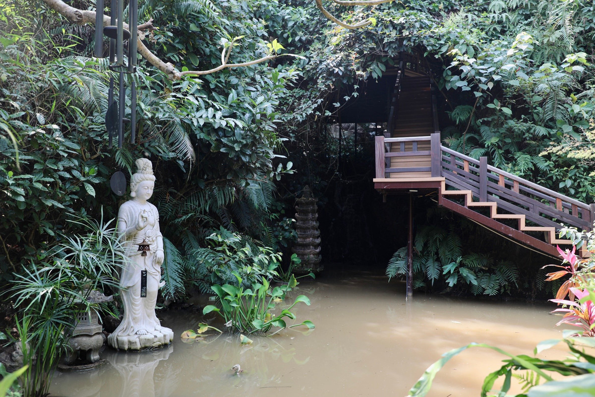 Một ang quanh năm luôn đầy nước, nước nguồn từ mạnh núi chảy ra cạnh chùa.