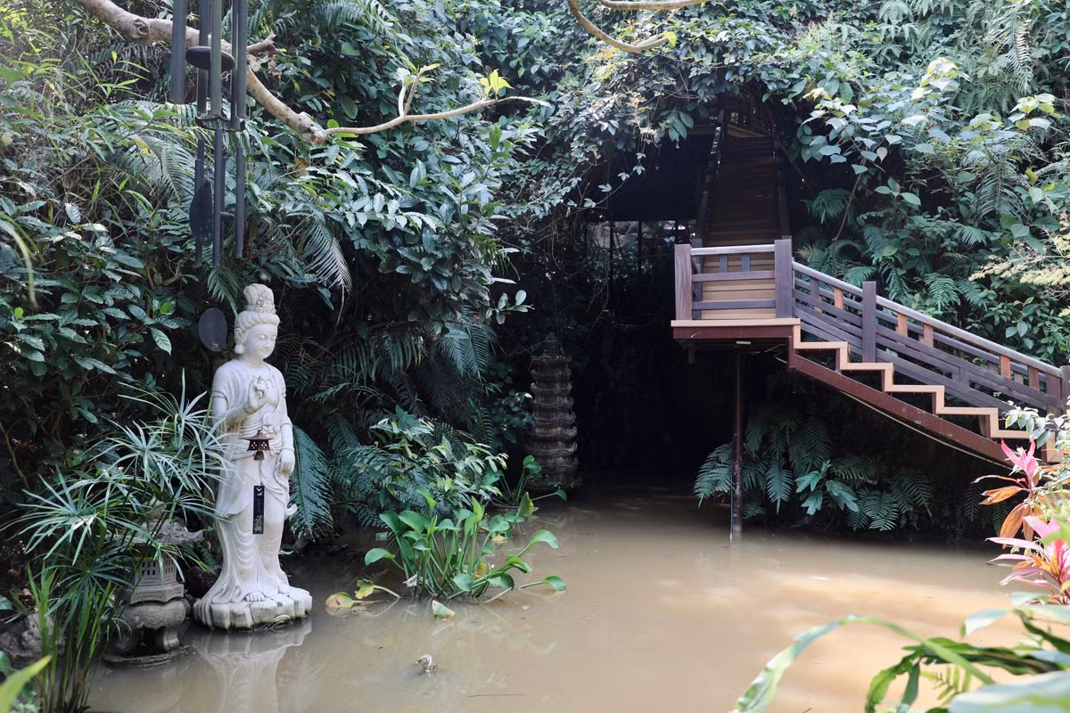 Một ang quanh năm luôn đầy nước, nước nguồn từ mạnh núi chảy ra cạnh chùa.