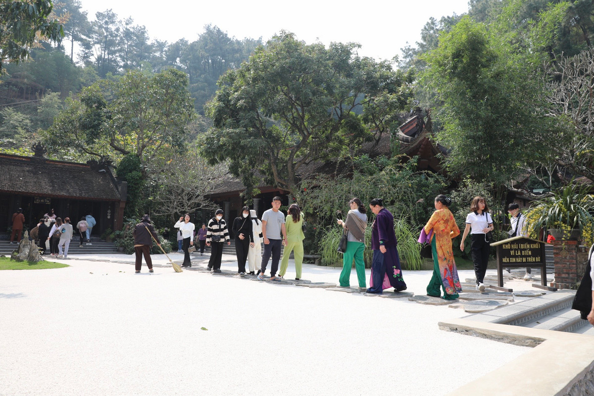 Nổi bật ngay trước Tổ đường là nền trải sỏi trắng thay vì lát gạch đỏ và hình ảnh 12 vòng tròn trước khu Tổ đường vẽ trên nền sỏi biểu trưng cho 12 nhân duyên.