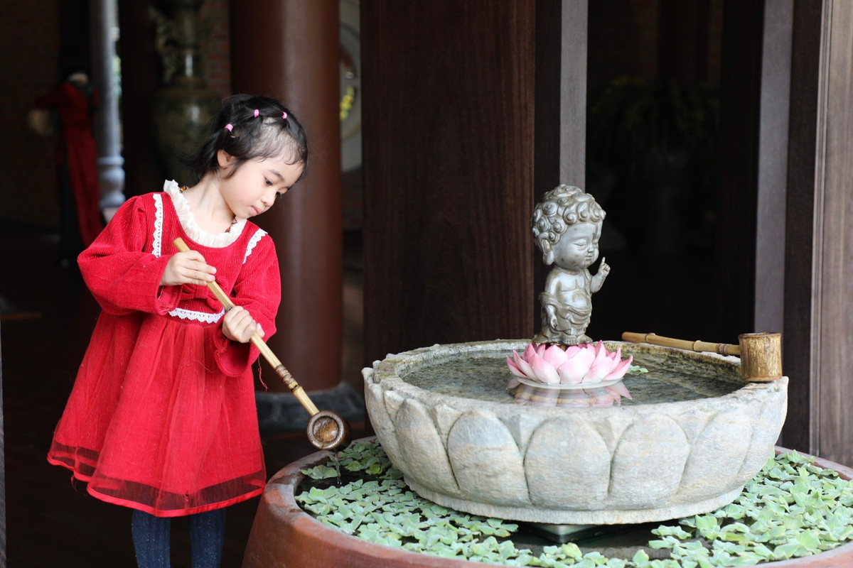 Du khách có thể trải nghiệm nhiều hoạt động trong không gian yên tĩnh của chùa như thưởng trà, tắm Phật.