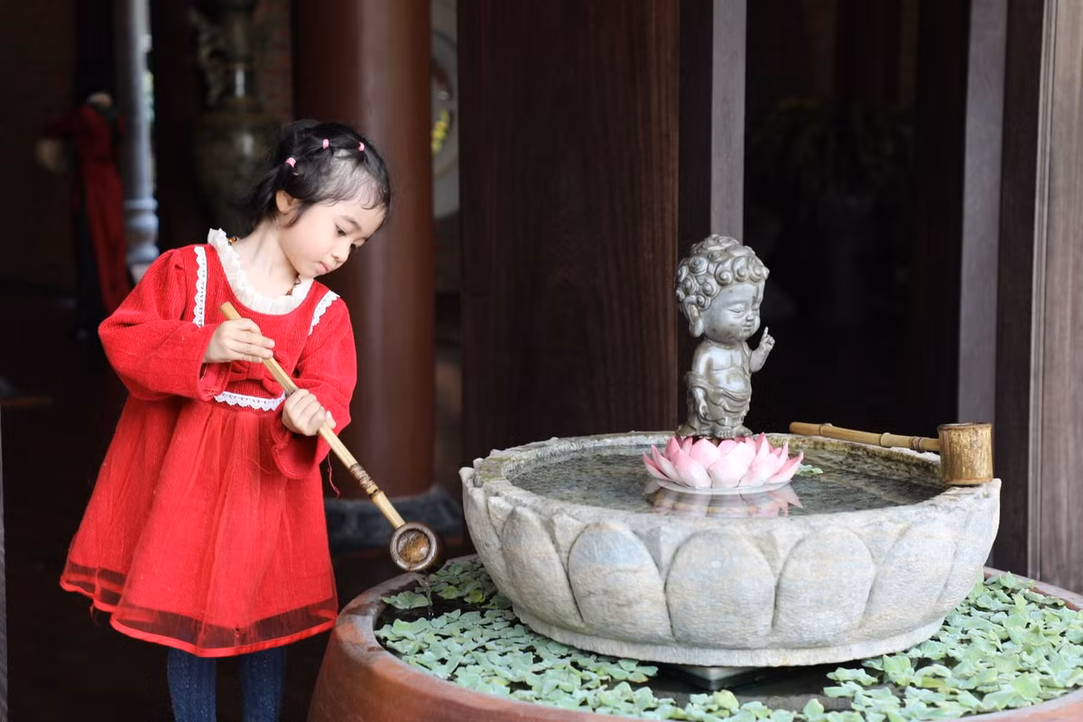 Du khách có thể trải nghiệm nhiều hoạt động trong không gian yên tĩnh của chùa như thưởng trà, tắm Phật.