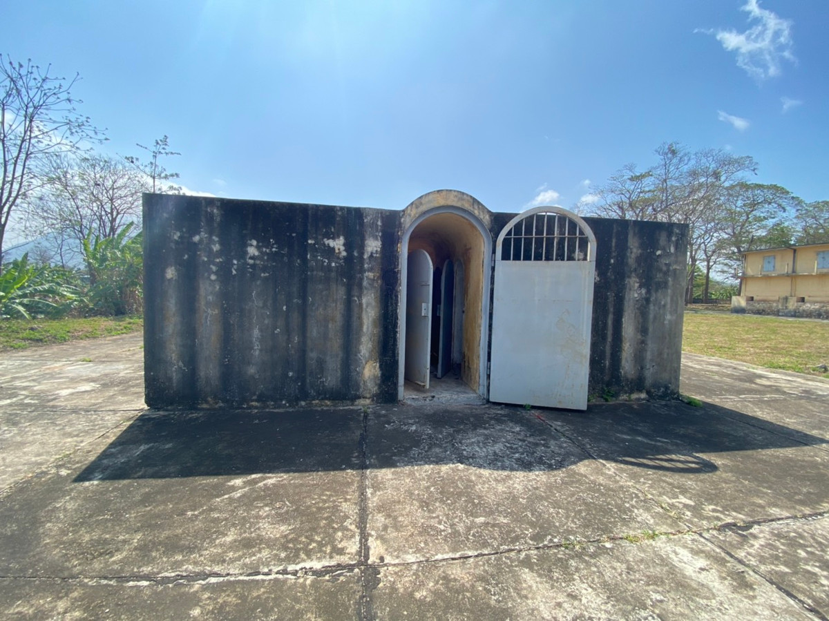 Cùng với chế độ giam cầm vô cùng tàn bạo của thực dân Pháp, nhiều cai ngục đã hành hạ thể xác các tù nhân nơi đây đến mức tàn phế. Khi mới vào nhà tù, việc đầu tiên của tù nhân là bị đưa vào lò rèn, đóng gông, xiềng, cạo đầu. Nhiều trường hợp dao cùn quá, cạo rách cả da đầu, chảy máu. Sau đó đưa xuống casô, cùm lại. Chế độ gông cùm ở đây cũng khác nhiều nơi. Mỗi người tù đều phải mang gông và xiềng sắt ở cổ, hai vòng sắt ở hai chân, có dây xích sắt ngoặc vào ba còng sắt ấy. Tù nhân chỉ có thể ngồi, nằm, hoặc đứng khom lưng, không thể đứng thẳng.