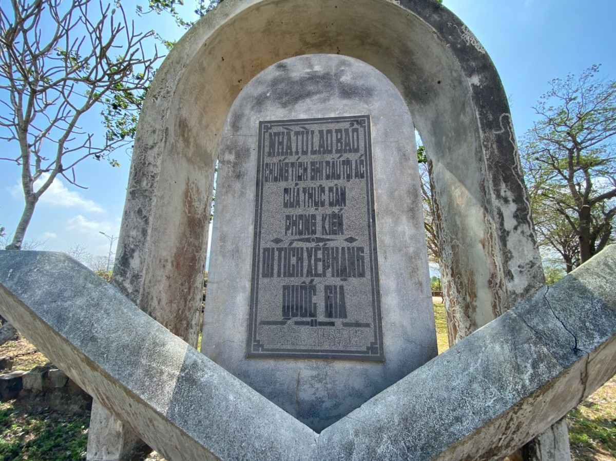 Di tích lịch sử cấp quốc gia nhà tù Lao Bảo nằm ở Thị trấn Lao Bảo huyện Hướng Hóa (Quảng Trị) được thực dân Pháp xây dựng vào năm 1908. Nơi đây có địa thế vô cùng hiểm trở, biệt lập nhằm để giam cầm những chiến sĩ cách mạng thời bấy giờ. 