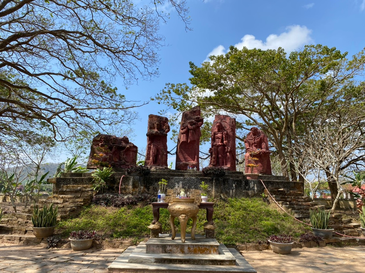 Hơn 1 thế kỷ đã qua, di tích nhà tù Lao Bảo đã bị chiến tranh, thời gian tàn phá nhiều, chỉ còn lưu giữ một số hạng mục. Nhưng những bức phù điêu nói về sự tàn khốc của nhà tù này, tinh thần bất khuất của những người chiến sĩ cách mạng vẫn sừng sững hiên ngang.
