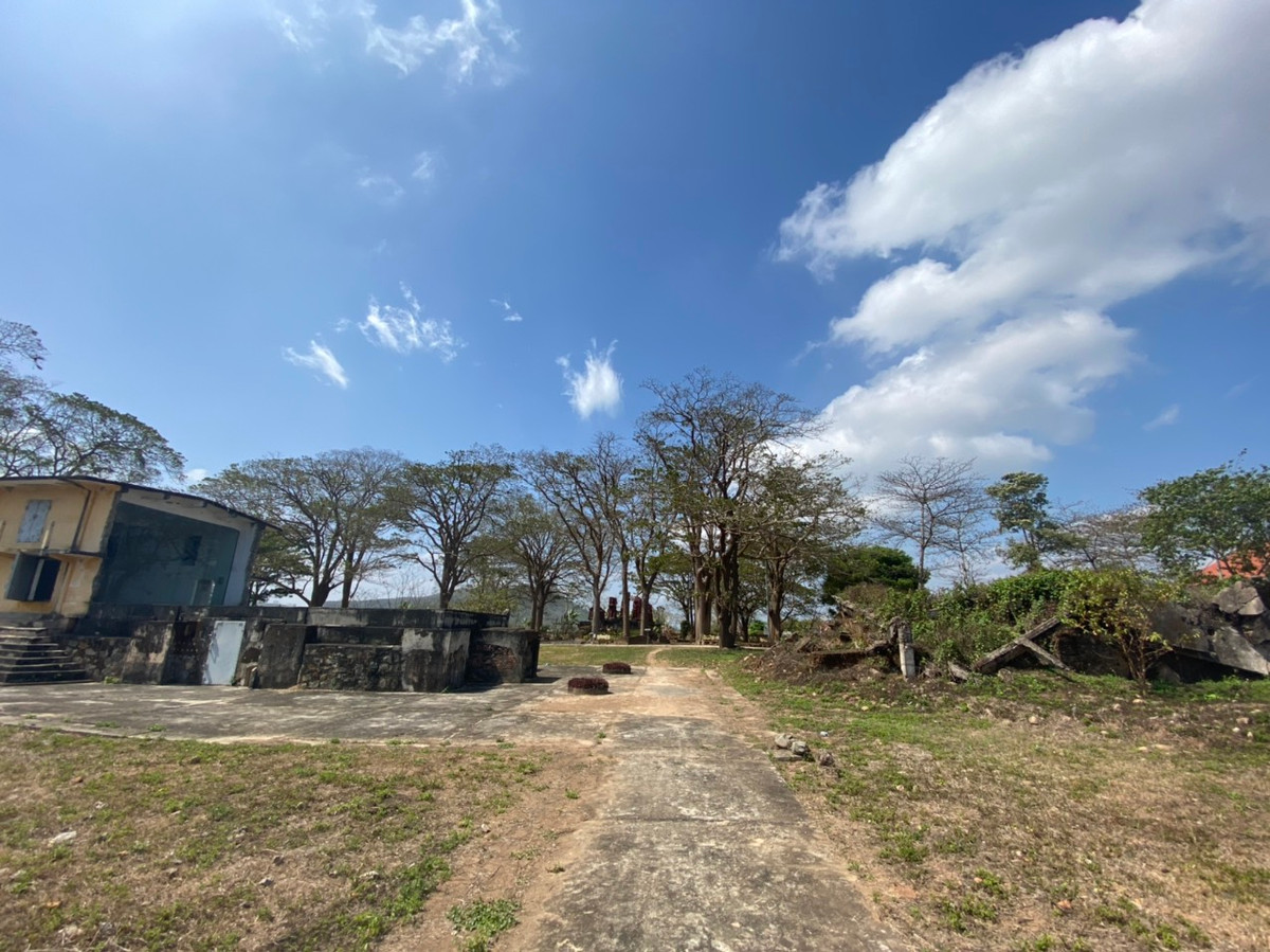 Theo lời chia sẻ của cán bộ quản lý di tích, nơi đây là vùng rừng núi hoang vu, khí hậu khắc nghiệt, địa hình hiểm trở, nhưng Lao Bảo có một vị trí chiến lược hết sức quan trọng. Dưới thời phong kiến, Lao Bảo là đồn trấn ải biên thuỳ của nhà Nguyễn dùng để trấn giữ một phần phên dậu phía Tây của Tổ quốc, vừa dùng làm nơi lưu đày các tội đồ có án phạt nặng.