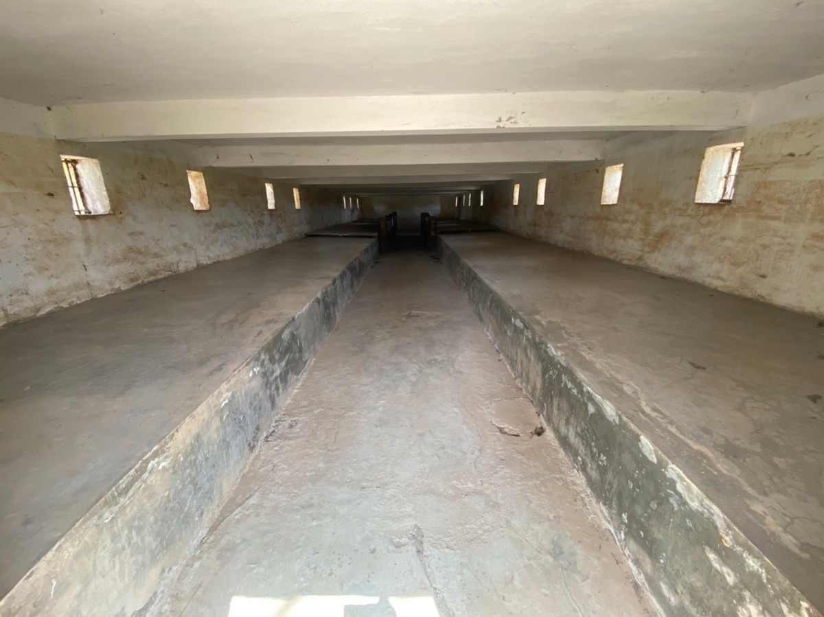 Từ khi Đảng Cộng sản Việt Nam ra đời, nhiều phong trào cách mạng nổ ra khắp miền Trung, thực dân Pháp tăng cường săn lùng, bắt bớ đàn áp cách mạng. Để phục vụ cho việc giam giữ tù nhân là đảng viên Đảng Cộng sản, cuối năm 1934, chúng cho xây dựng thêm hệ thống nhà lao kiên cố bằng bê tông, cốt thép là lao C, D, hầm E; Mỗi nhà lao dài 30m, rộng 6m. giam giữ được khoảng 180 tù nhân. Và Khu biệt giam có 13 buồng, mỗi buồng rộng 1m, cao 2,14m.. Toàn bộ các công trình được bao quanh bởi hệ thống tường thành kiên cố cao 3,5m và nhiều lô cốt bảo vệ ở các góc thành và các vị trí quan trọng.