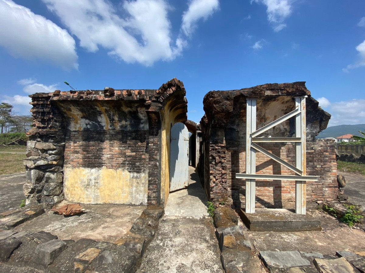 Trong chiến tranh Đông Dương, nhà tù Lao Bảo được thực dân Pháp dùng để giam cầm những người bản xứ chống lại họ, những người cộng sản như: Lê Thế Tiết, Trần Hữu Dục, Trần Hoành, Lê Thế Hiếu, Trần Ngang, Đoàn Lân, Trần Công Ái, nhà thơ Tố Hữu, Đại tướng Nguyễn Chí Thanh và những người bạn nước Lào cùng chí hướng.