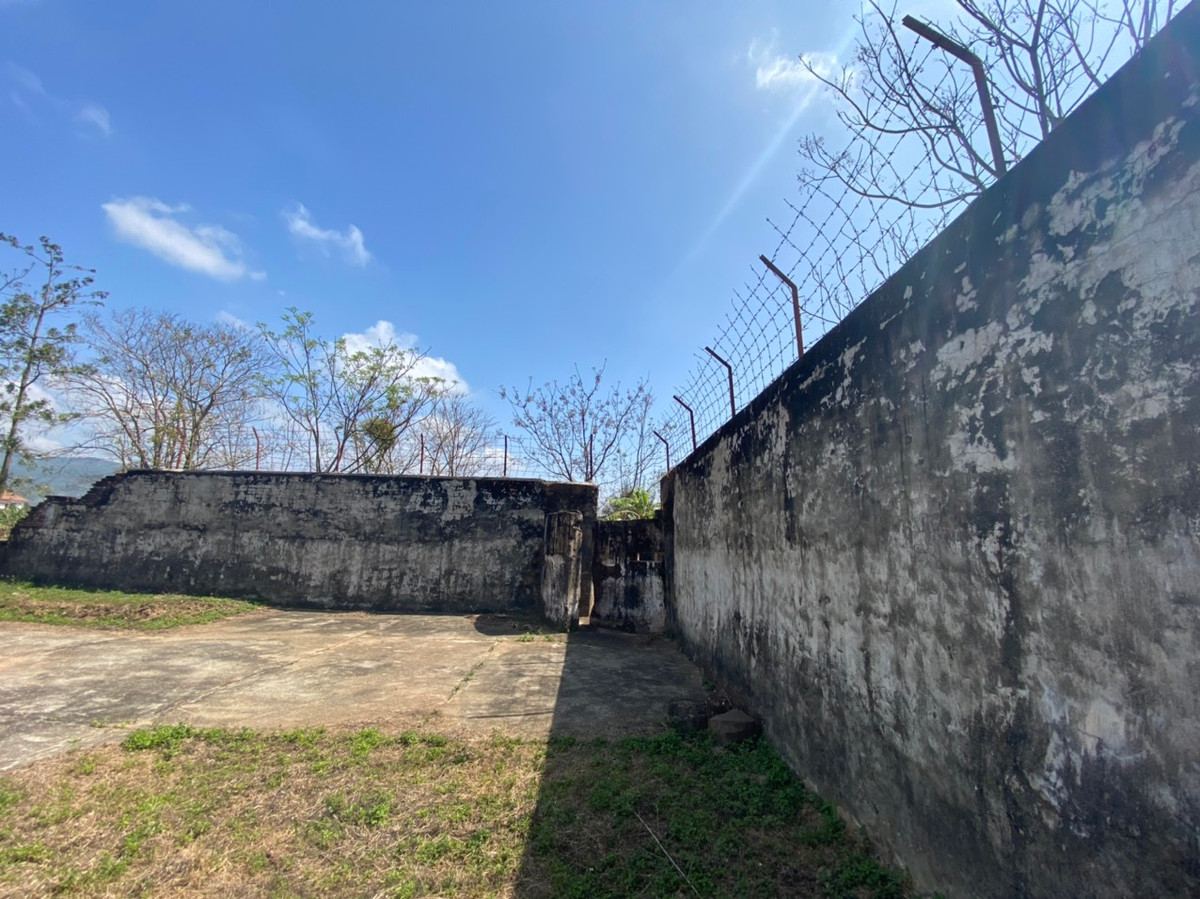 Nhà tù Lao Bảo chỉ còn một bức tường sót lại được xây dựng kiên cố, lưới thép bảo vệ nghiêm. Theo số liệu thống kê chưa đầy đủ, từ khi lập nhà tù Lao Bảo cho đến tháng 3/1945, đã có hàng ngàn tù nhân bị thực dân Pháp giam giữ tại đây, trong đó có trên 350 là tù nhân chính trị bị lưu đày, nhiều đảng viên Cộng sản đã chết vì không chịu nổi những đòn tra tấn.