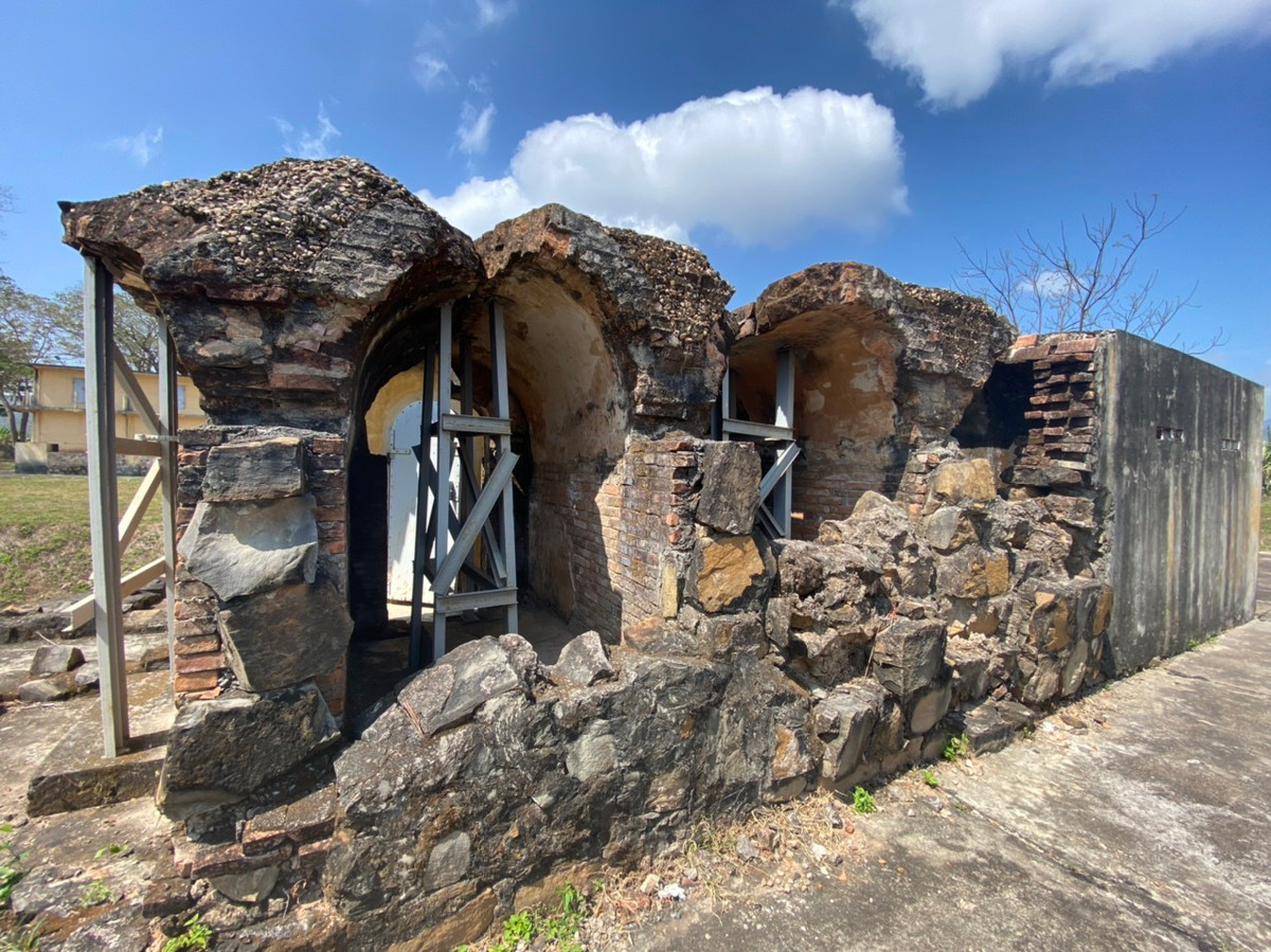 Qua thời gian khu biệt giam này đã bị xuống cấp, để bảo vệ khỏi đổ sập buộc phải dùng các trụ sắt chống, bảo vệ. Thời đó nhà tù Lao Bảo là một trong 5 nhà tù lớn nhất Đông Dương, đã giam cầm các nhà yêu nước, chiến sĩ cộng sản của vùng Trung Bộ. Với khí hậu khắc nghiệt, nạn muỗi rừng, lũ quét cùng với chế độ nhà tù hà khắc như: tra tấn dã man, lao dịch nặng nề; ăn uống tồi tệ, đau ốm không có thuốc men đã hành hạ thể xác con người đến chết dần, chết mòn…, nhà tù Lao Bảo trở thành địa ngục trần gian đối với tù nhân.