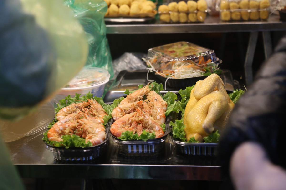 Ở khu "chợ nhà giàu" khách hàng có thể mua cả một mâm cỗ cúng được làm sẵn, với đủ các món như gà luộc, xôi gấc, canh măng, bò sốt tiêu, nem hải sản, nộm đu đủ, nem rán… Một mâm cỗ cúng 9 món có giá khoảng 1,5 triệu đồng.