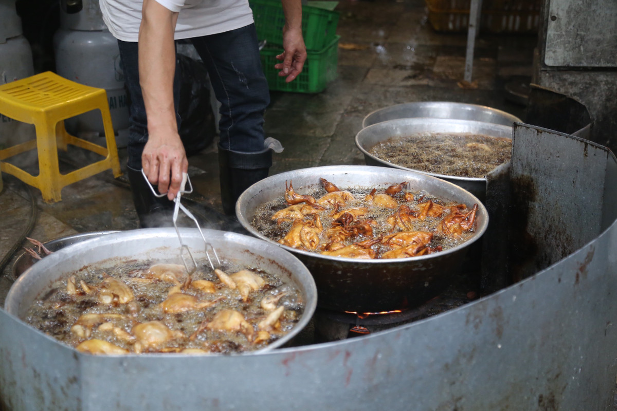Không chỉ gà, chim quay cũng là món được nhiều người mua để thắp hương trong hôm nay. Chim quay có giá khoảng 140 - 150 nghìn đồng/con.