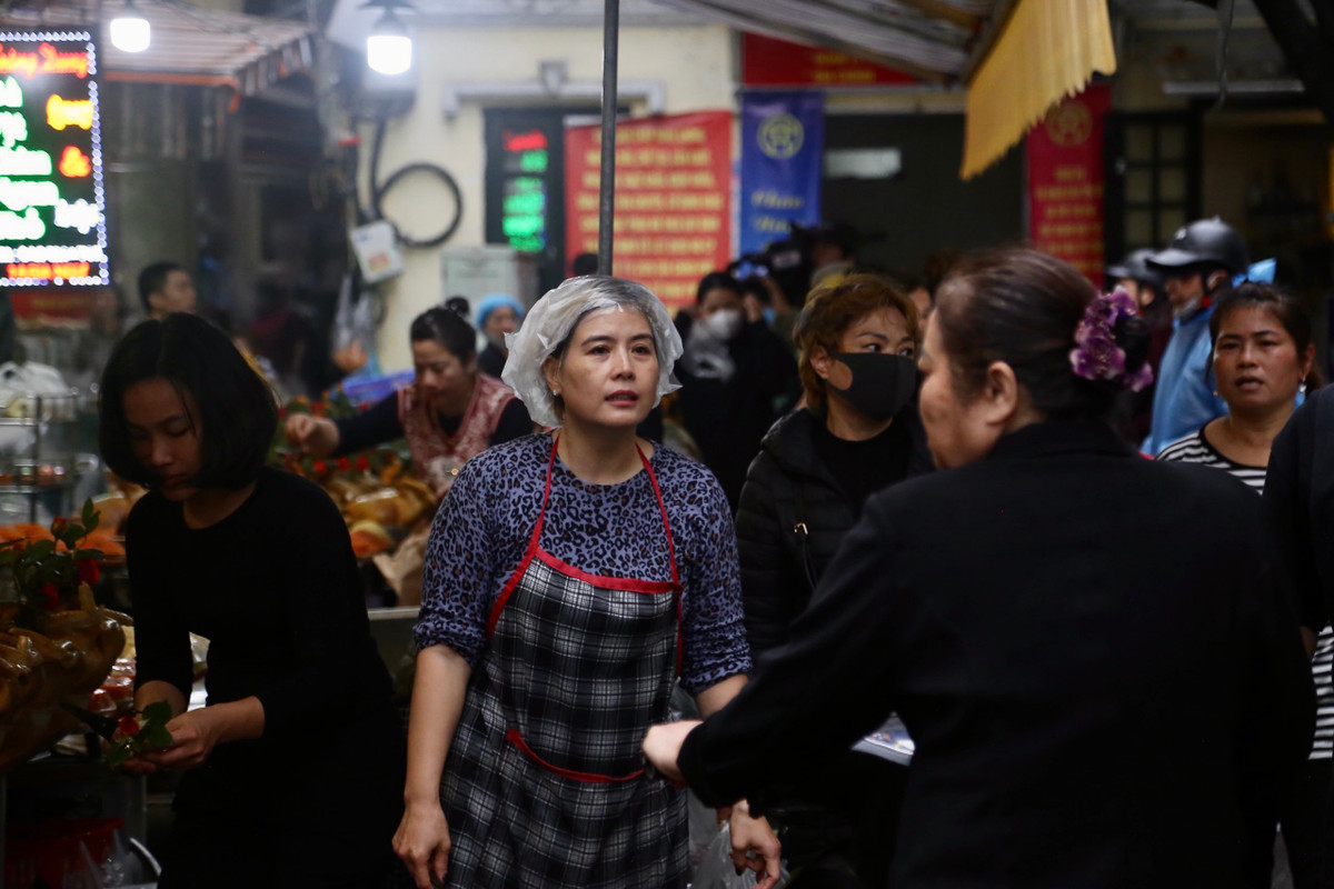 Với mức giá khá đắt đỏ so với những nơi khác nhưng chợ Hàng Bè ngày Rằm tháng Giêng vẫn nhộn nhịp, các hàng quán luôn trong tình trạng "làm tới đâu, hết tới đó", còn người mua thì đứng xếp hàng dài, sẵn sàng rút ví. 