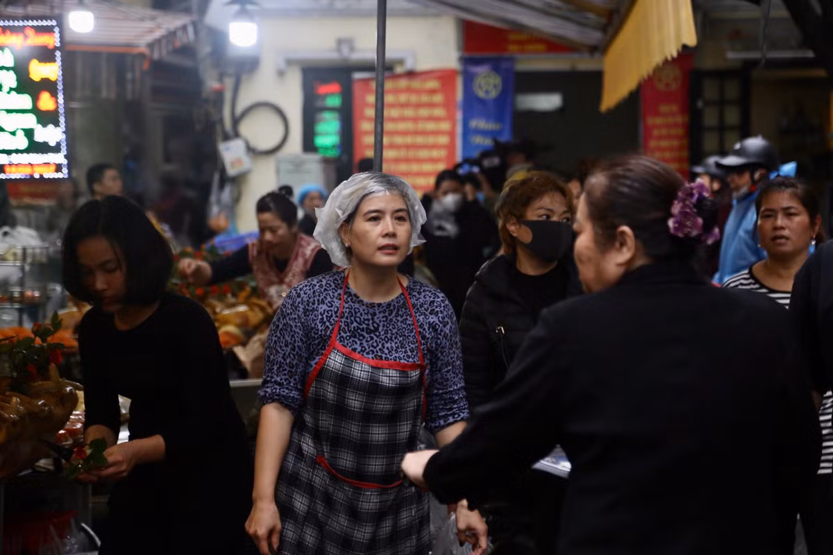 Với mức giá khá đắt đỏ so với những nơi khác nhưng chợ Hàng Bè ngày Rằm tháng Giêng vẫn nhộn nhịp, các hàng quán luôn trong tình trạng "làm tới đâu, hết tới đó", còn người mua thì đứng xếp hàng dài, sẵn sàng rút ví. 