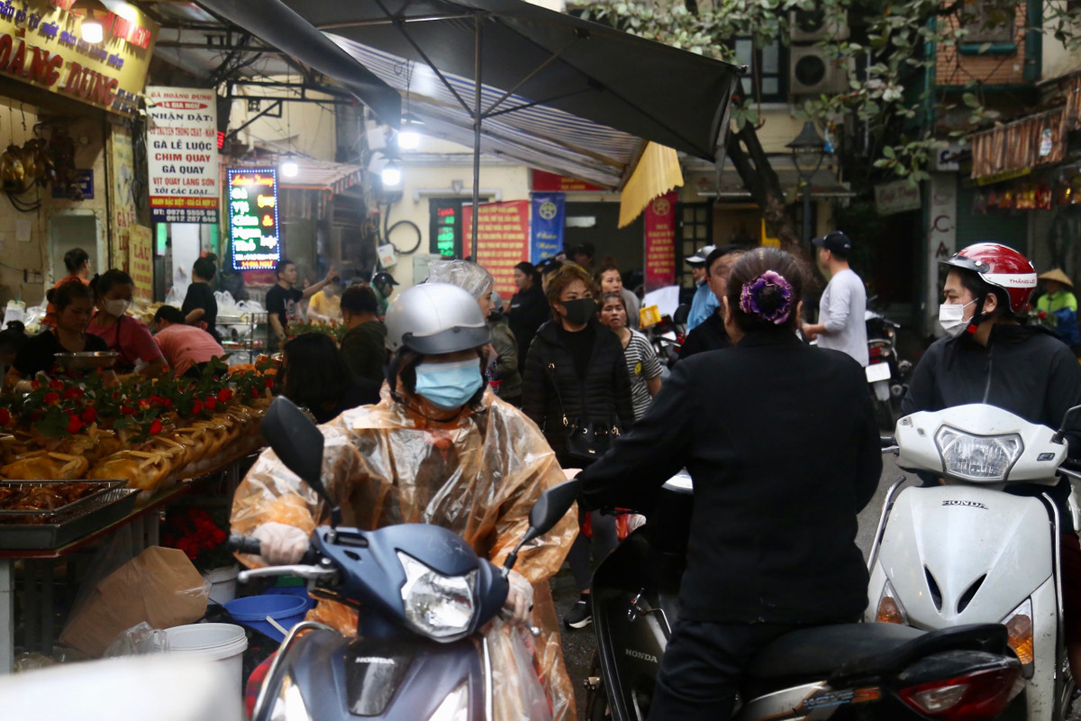 Mặc dù thời tiết có mưa nhưng nhiều người dân vẫn "đội mưa" đến "chợ nhà giàu" để mua đồ lễ về cúng Rằm.