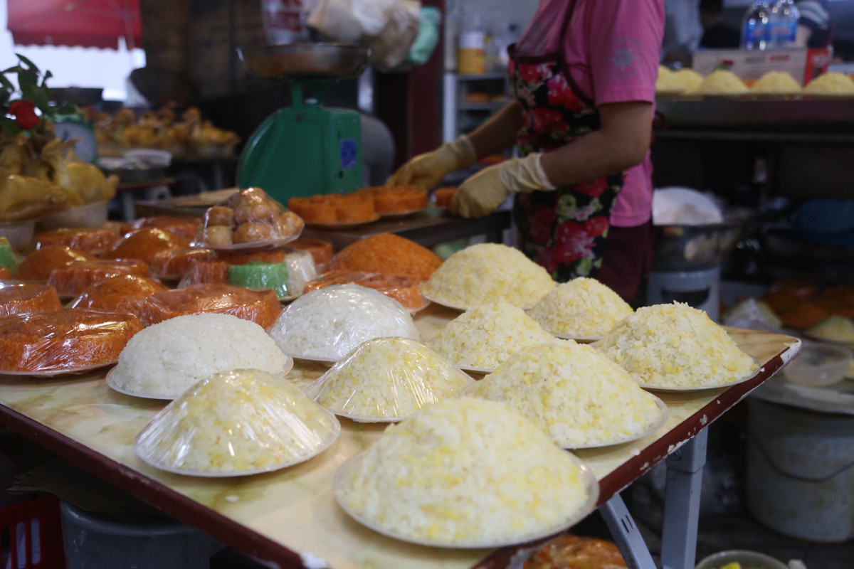 Xôi có giá từ 40 - 50 nghìn đồng/đĩa.