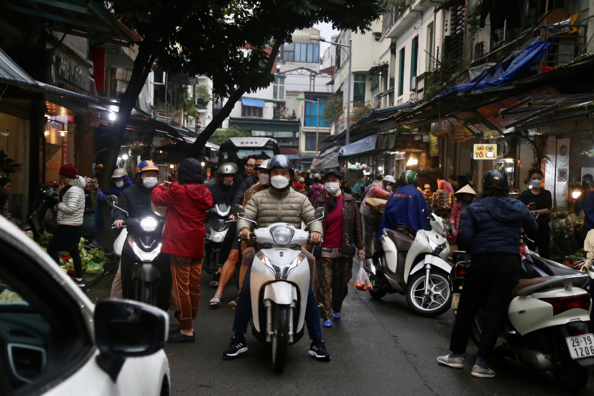 Ngay từ sáng sớm ngày Rằm tháng Giêng chợ Hàng Bè, phố Gia Ngư đã tấp nập người mua gà, xôi chè, giò... và đồ lễ để dâng lên bàn thờ ông bà, tổ tiên cầu mong một năm gặp nhiều điều may mắn, bình an.